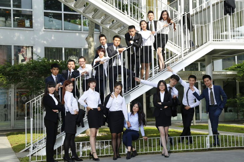 遠行地產員工身著定制職業裝合影